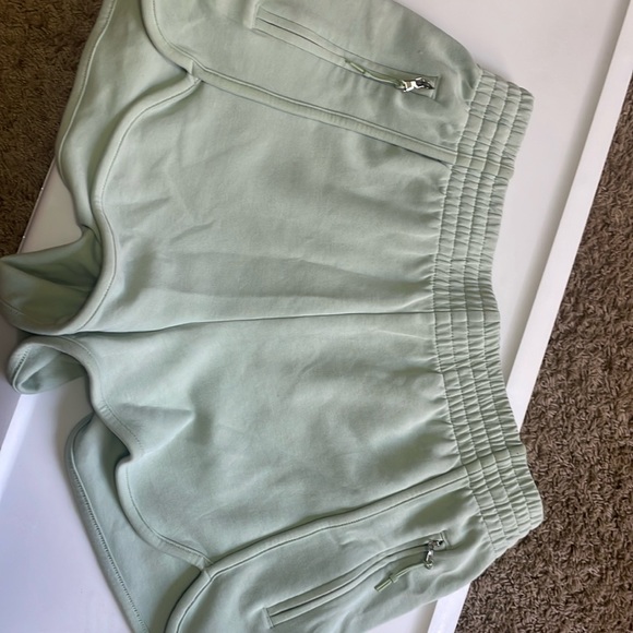 NWT OLD NAVY Dolphin-Hem Sweat Shorts-- 3-inch inseamCOOL ALMOND SIZE Medium - Picture 1 of 5